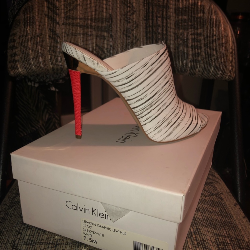 Graphic Print/red Texture Heel.  New